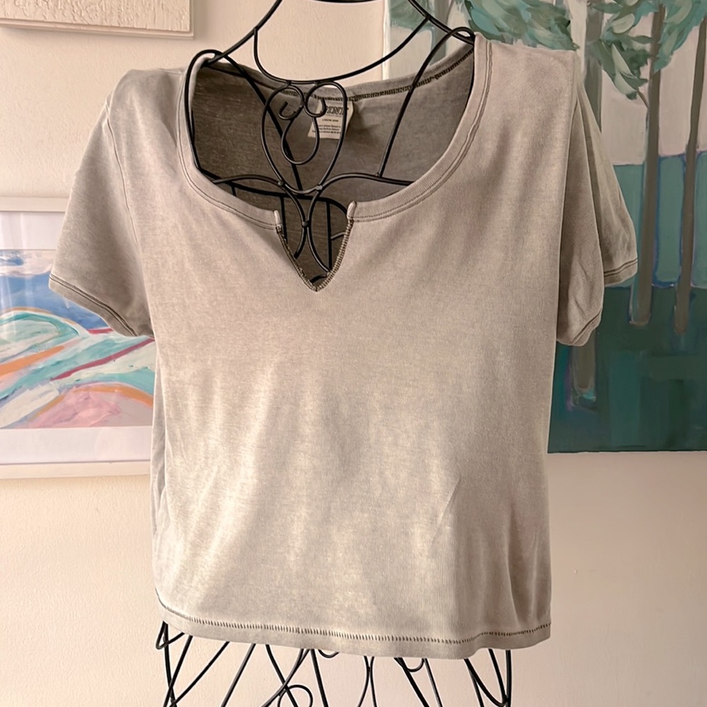 Women’s cropped size L VS top in a vintage wash green color. Good condition.